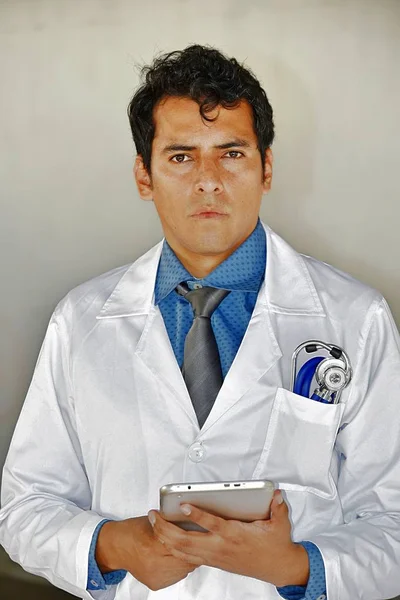 Dokter Pria Dewasa Serius Dengan Tablet — Stok Foto