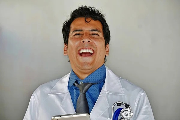 Rindo Adulto Médico Masculino Com Tablet — Fotografia de Stock