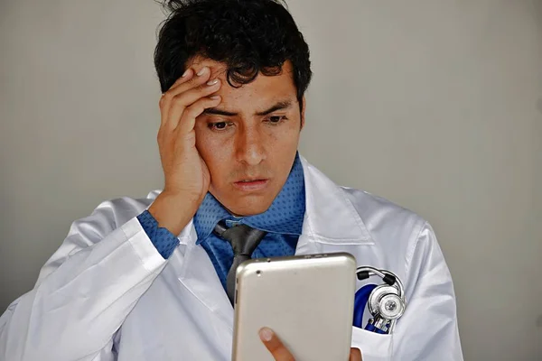 Terkejut Dokter Dewasa Dengan Tablet — Stok Foto