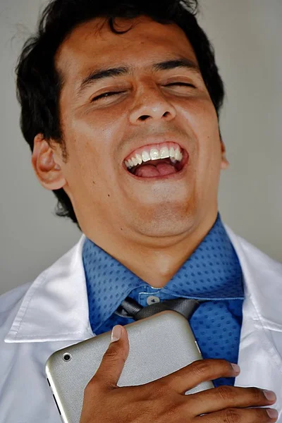 Riendo Doctor Masculino Adulto Con Tableta — Foto de Stock