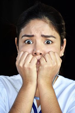 Sevimli tıbbi profesyonel ve önlük giyen korku