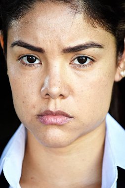 Ciddi çekici bir kişi takım elbise giyen