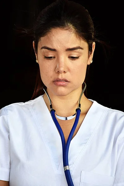 落ち込んで若いコロンビア女性看護師のスクラブを着て — ストック写真