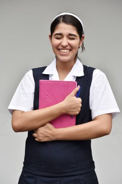 Kız öğrenci defter ile gülüyor