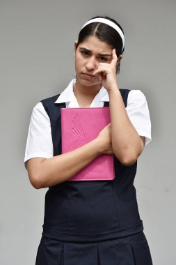 Kız öğrencinin okul üniforması giyen düşünme