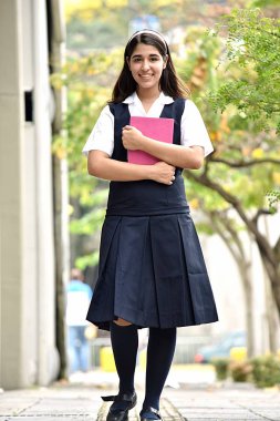 Kaldırımda yürüyen okul kız öğrenci