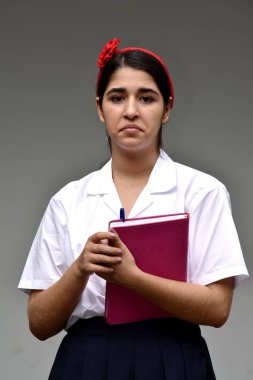 Not defteri ile üniforma mutsuz Kolombiya öğrenci genç liseli kız