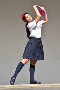 Not defteri ile şirin kız öğrenci