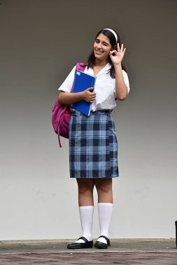 Tamam okul üniforması giyen kız öğrenci