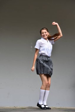 Sevimli Kolombiya kız ve etek ayakta giyen mutluluk