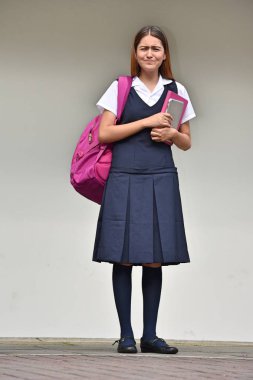 Şirin Kolombiya kız öğrencinin kitap dururken etek giyen stres altında