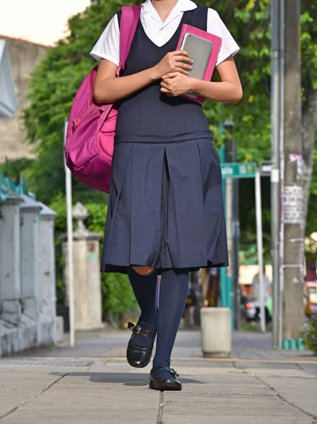 Estudante Feminina Vestindo Uniforme Andando Calçada — Fotografia de Stock