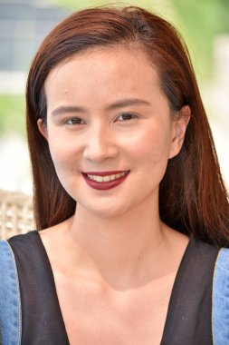 Gülümseyen genç azınlık erkek