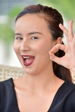 Güzel kadın ve iyi işareti