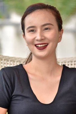 Gülümseyen güzel Asyalı kadın