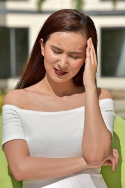 genç kadın, baş ağrısı