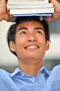 Erkek öğrenci kitapları ile eğleniyor