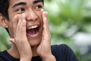 Yakışıklı Filipino erkek bağırarak