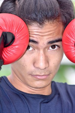 Boks eldiven giymiş heyecansız azınlık kişi