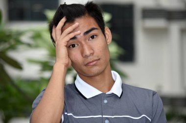 Endişeli genç azınlık erkek