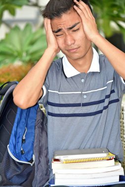 Üniversite farklı erkek öğrencisi ve dizüstü bilgisayarlar ile anksiyete