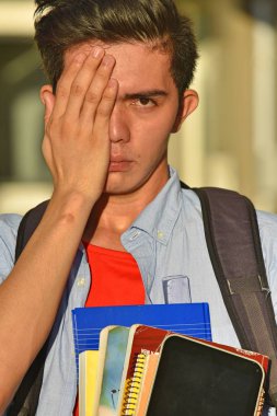 Utanç verici yakışıklı kişi dizüstü bilgisayarlar ile