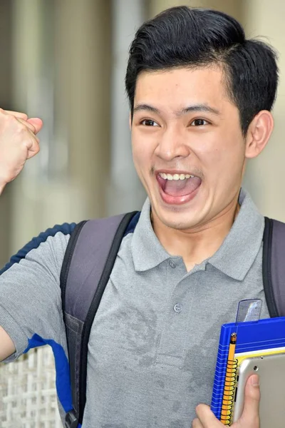 Éxito Joven Chino Persona Con Cuadernos —  Fotos de Stock