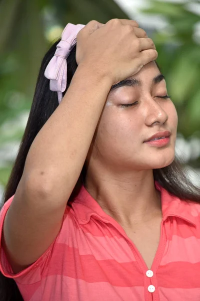 Bonito Filipina Fêmea Youngster Com Febre — Fotografia de Stock