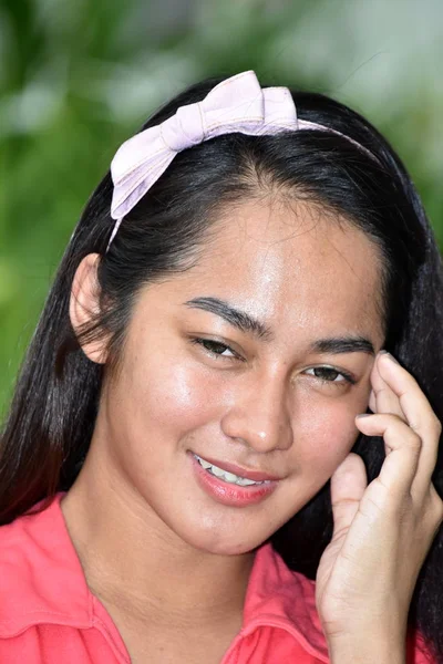 Mutlu bir genç kadın