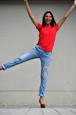 Eğlenceli güzel azınlık kişi ayakta