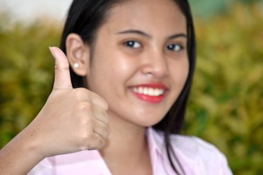 Başparmak yukarıya ile azınlık kız