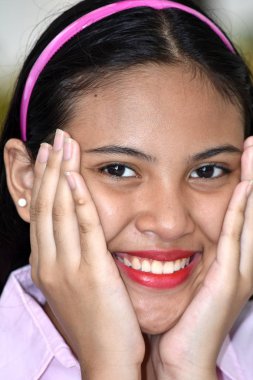 Mutlu bir güzel kadın