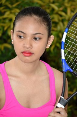 Tenis raketi ile heyecansız tenisçi