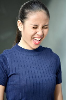 Genç kadın çocuk vurguladı