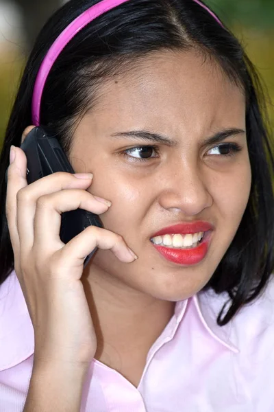 Minorité Féminine Utilisant Téléphone Cellulaire Malheureux — Photo