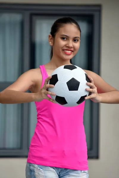 サッカー ボールを浮かべて多様な女性アスリート — ストック写真