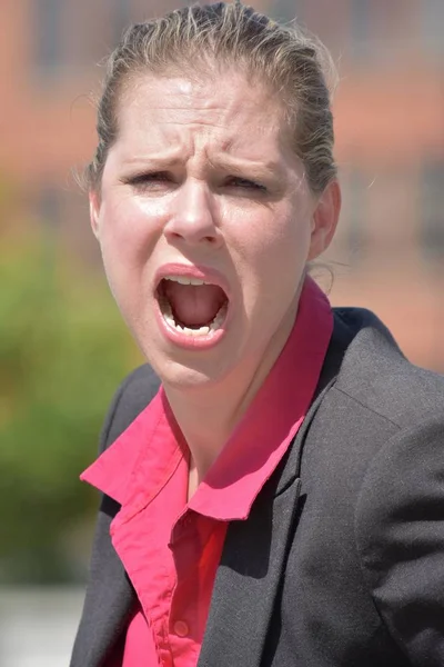 Geschäftsfrau Schreit Anzug — Stockfoto