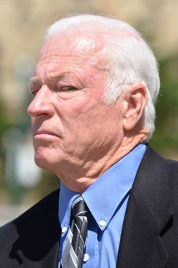 Takım elbise ve kravat giyen şüpheli üst düzey iş adamı yatırımcı