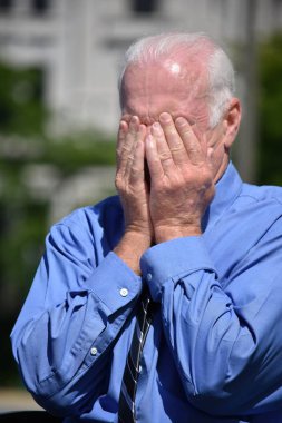 İş adamı ve kravat giyen depresyon