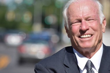 Yetişkin üst düzey iş adamı giyen takım elbise şehir merkezinde gülümseyen