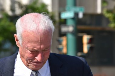 Yetişkin iş adamı ve üzüntü şehir