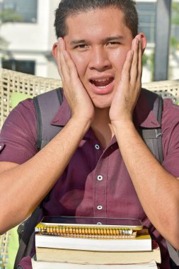 Ürküyor genç azınlık erkek öğrenci dizüstü bilgisayarlar ile