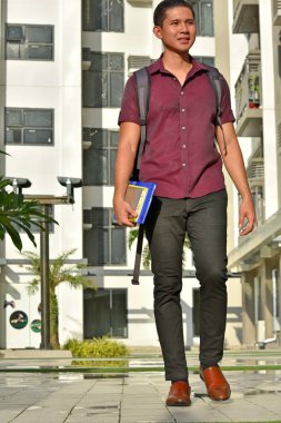 Uzun boylu üniversite öğrencisi kampüste yürüyüş