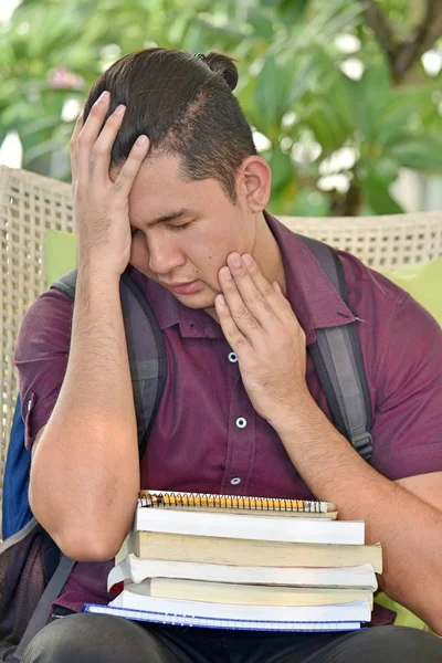 Gestresste Asiatin Mit Büchern — Stockfoto