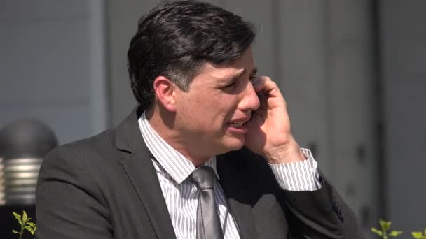 Chorando Hispânico Homem Negócios Usando Telefone — Vídeo de Stock
