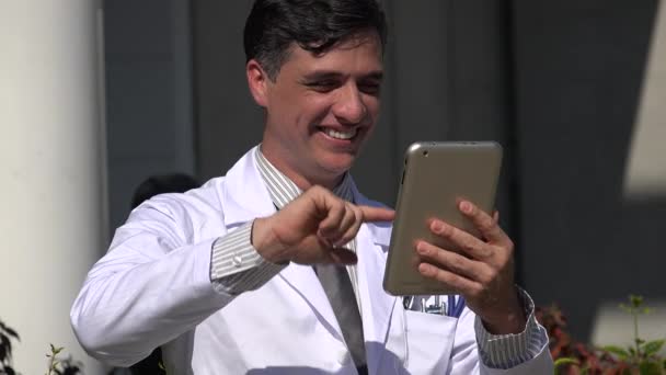 快乐的西班牙裔男性医生使用平板电脑 — 图库视频影像