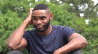 Endişeli bir siyah adam