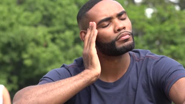 压力黑色成人男性按摩前头 — 图库视频影像