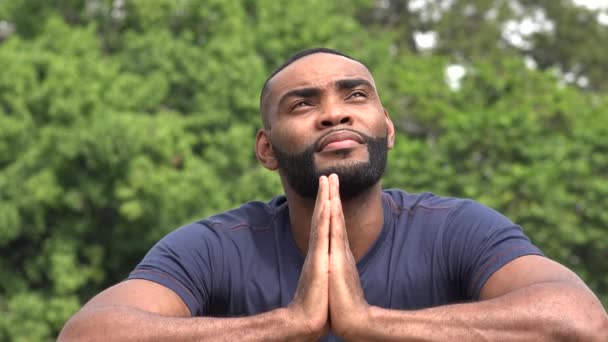 Negro Adulto Masculino Orando — Vídeo de stock