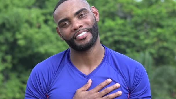 Remerciant Athlétique Noir Homme Africain Parler — Video